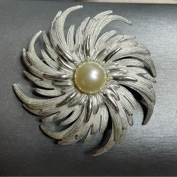 Sarah Coventry Pinwheel Large Silver Tone Metal Simulated Pearl Brooch 1960’s. - Picture 5 of 9